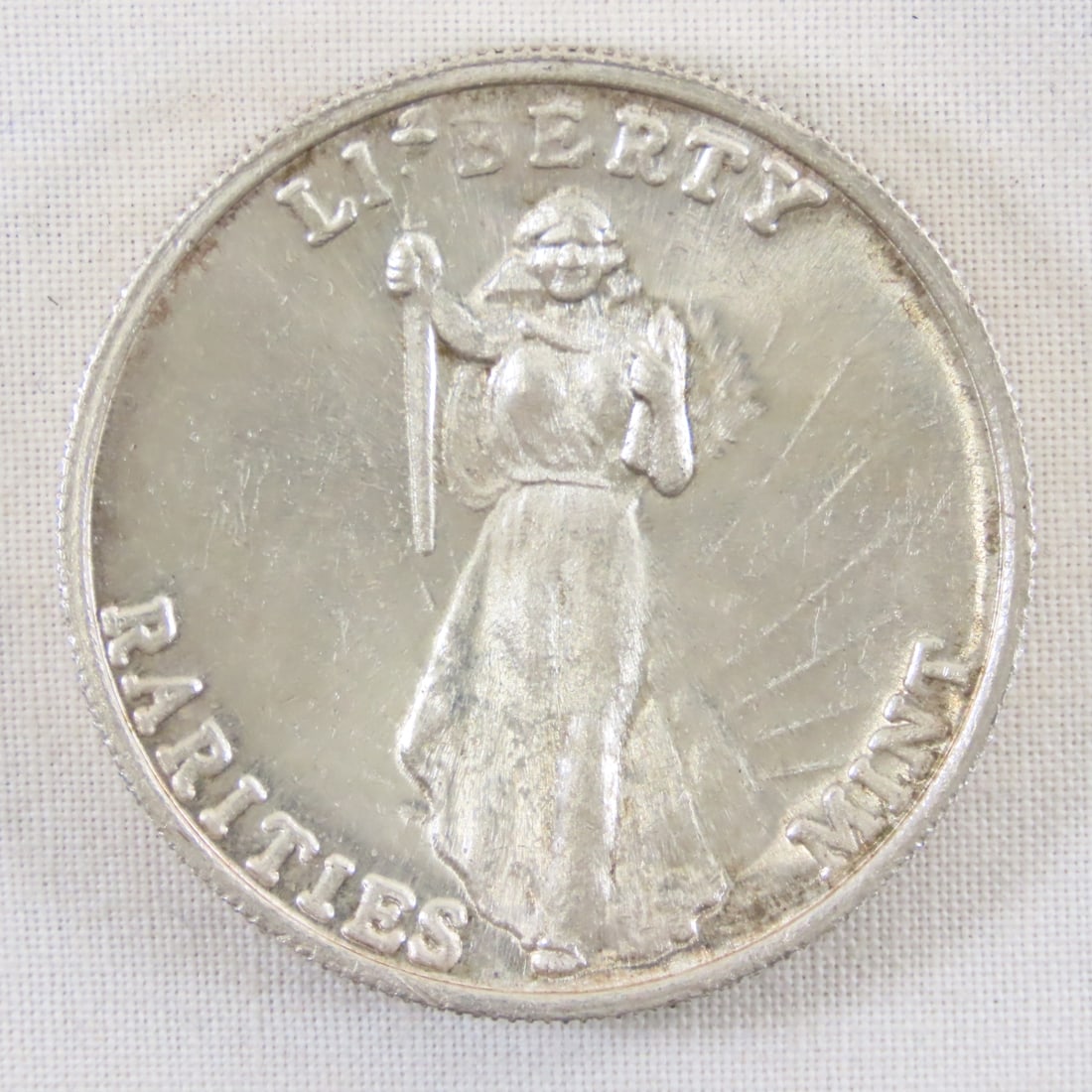 Liberty Rarities Mint 1ozt .999 Silver Round: Liberty Rarities Mint 1ozt .999 Silver Round - Concave Coin Lot Size 2x2x1" 1 LB All information and photos are intended to be as accurate as possible, but errors are possible. No item may be