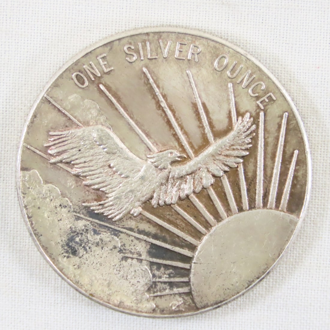 South East Refining Inc 1ozt .999 Silver Round: South East Refining Inc 1ozt .999 Silver Round - Concave Coin Lot Size 2x2x1" 1 LB All information and photos are intended to be as accurate as possible, but errors are possible. No item may be