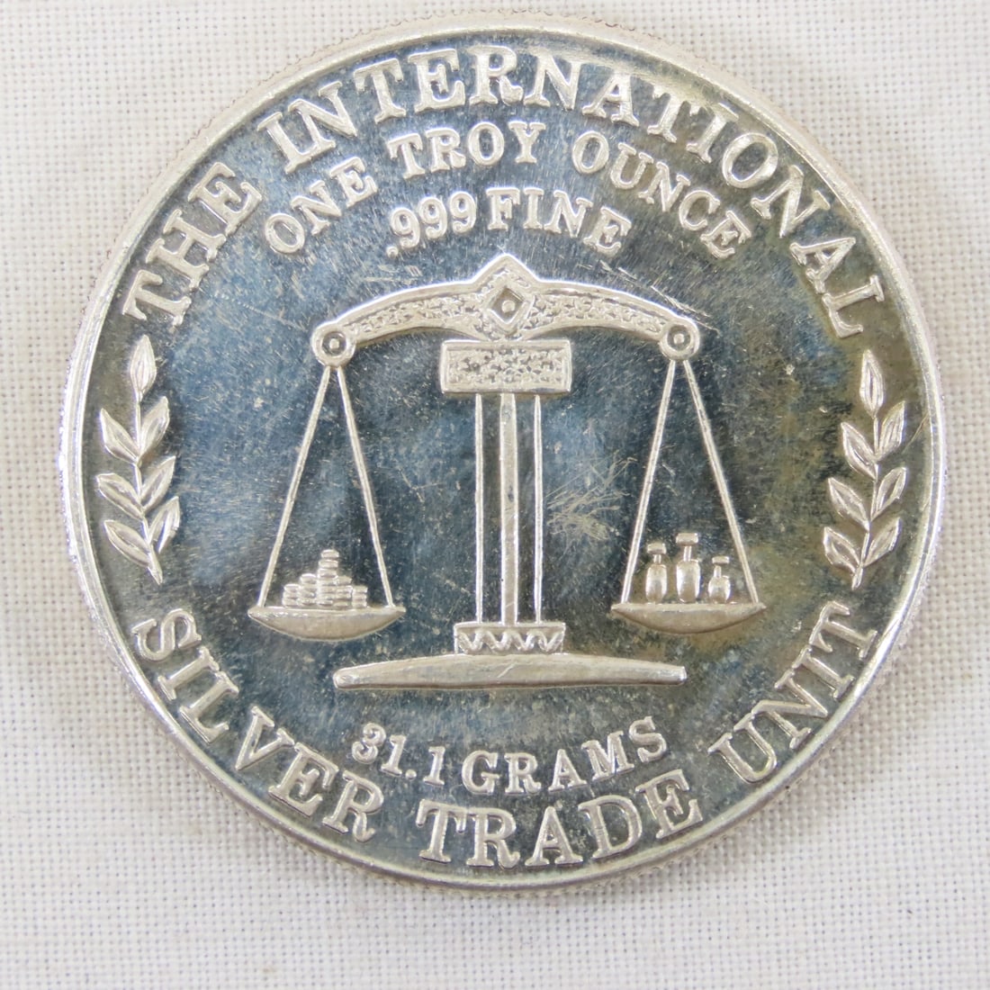 International Silver Trade Unit Let Freedom Ring: International Silver Trade Unit Let Freedom Ring - 1ozt .999 Silver Round. Lot Size 2x2x1" 1 LB All information and photos are intended to be as accurate as possible, but errors are possible. No item