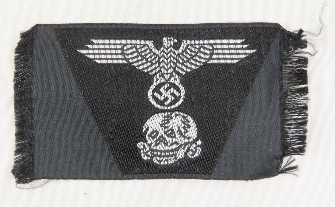 WWII German Cloth SS Panzer Cap Insignia: WWII German Cloth SS Panzer Cap Insignia - measures approx 3 3/4 x 2" Lot Size 4x3x1" 1 LB All information and photos are intended to be as accurate as possible, but errors are possible. No item may