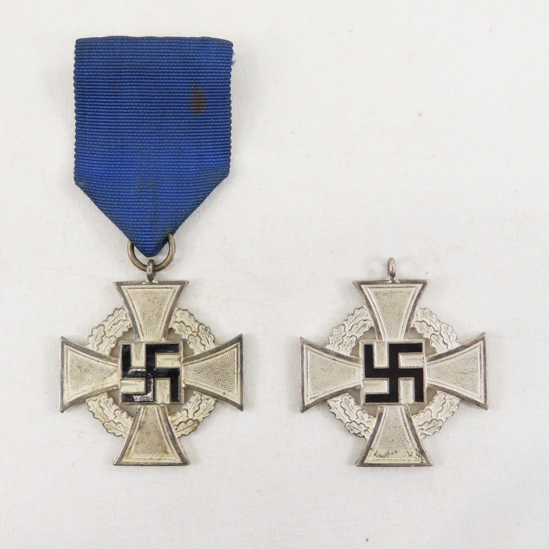 2 WWII German 25 Year Service Medals 1 with ribbon: 2 WWII German 25 Year Service Medals 1 with ribbon - Lot Size 3x3x3" 1 LB All information and photos are intended to be as accurate as possible, but errors are possible. No item may be returned or
