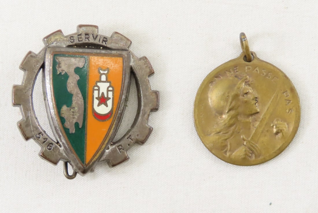 WWI French Verdun Defense medal & Army Badge: WWI French Verdun Defense medal & Army Badge - Lot Size 3x2x1" 1 LB All information and photos are intended to be as accurate as possible, but errors are possible. No item may be returned or refused