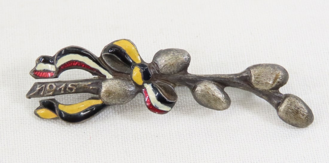 Austrian 1915 Easter on the Front Cap Badge: Austrian 1915 Easter on the Front Cap Badge - oak branch with ribbon. LOT SIZE: 2x2x1", .5 LBA All information and photos are intended to be as accurate as possible, but errors are possible. No item