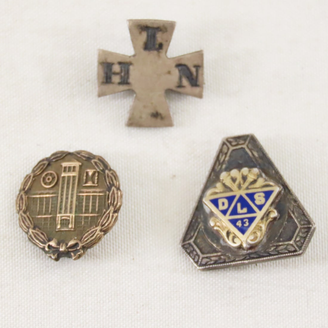 10k Gold Sears Pin, 1886 In His Name Sterling pin: 10k Gold Sears Pin, 1886 In His Name Sterling pin - and vintage gold top pin. Lot Size 3x3x3" 1 LB All information and photos are intended to be as accurate as possible, but errors are possible. No
