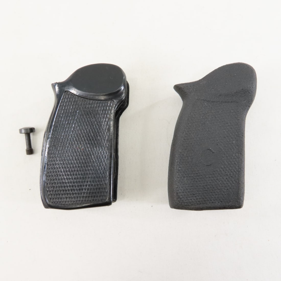 2 Warsaw-Pact Makarov take-off grips (1 of 15)