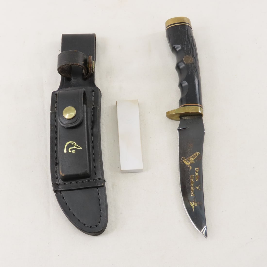 Schrade Duck's Unlimited Knife with sheath & stone (1 of 15)