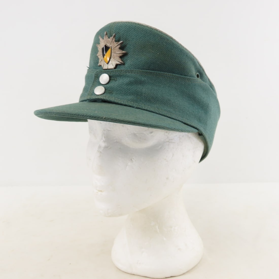 Vintage West German Police Cap & Starburst Badge: Vintage West German Police Cap & Starburst Badge - German Police Field Cap. Lot Size: 10 x 8 x 3", 1 lb All information and photos are intended to be as accurate as possible, but errors are possible.