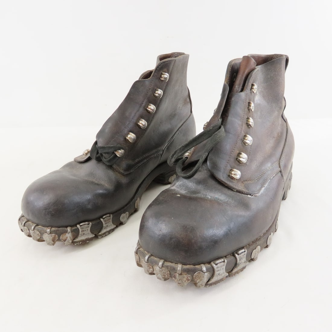 Vintage Swiss Army Leather Mountain Boots 27-1/2: Vintage Swiss Army Leather Mountain Boots 27-1/2 - Swiss Size 27-1/2, US 9.5 Men's. With Tricouni Nails for Ice & Rock. Lot Size: 11 x 8 x 7", 5 lbs All information and photos are intended to be as