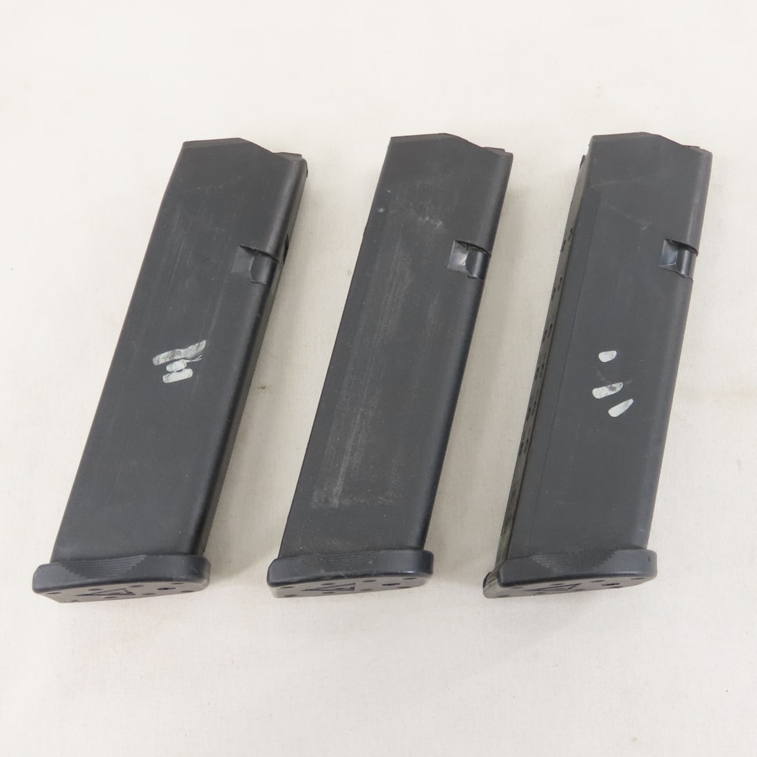 3 Glock 22 Magazines. .40 S&W. 15 rd.: 3 Glock 22 Magazines. .40 S&W. 15 rd. - Vickers Tactical Floor Plates. LOT SIZE: 5x4x2", 1 lb All information and photos are intended to be as accurate as possible, but errors are possible. No item