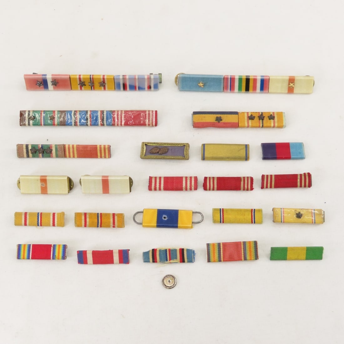 US Military WWII Ribbon Bars, Stars & Leaves: US Military WWII Ribbon Bars, Stars & Leaves - Citation bar with 2 bronze leaves. LOT SIZE: 7x7x2", 1 LB All information and photos are intended to be as accurate as possible, but errors are