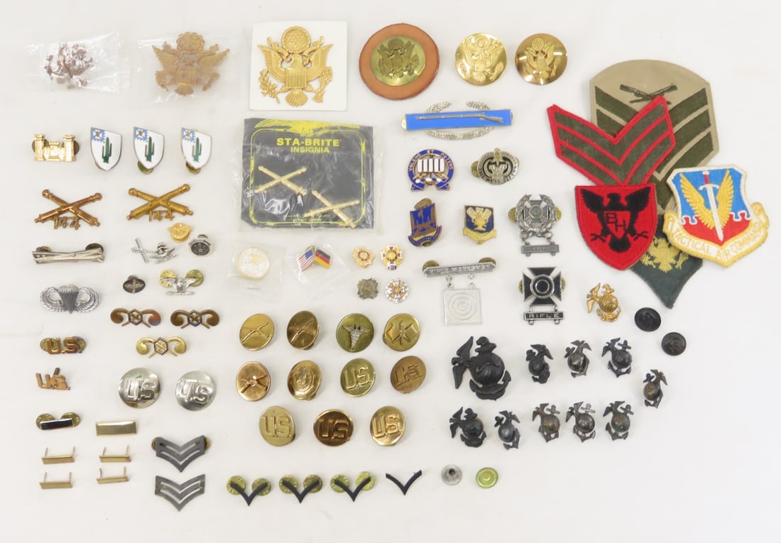 US Army & Marine Insignia, Patches and More: US Army & Marine Insignia, Patches and More - hat badges, collar tabs, Regimental pins, and more. .LOT SIZE: 6x6x6", 2 LBS All information and photos are intended to be as accurate as possible, but er