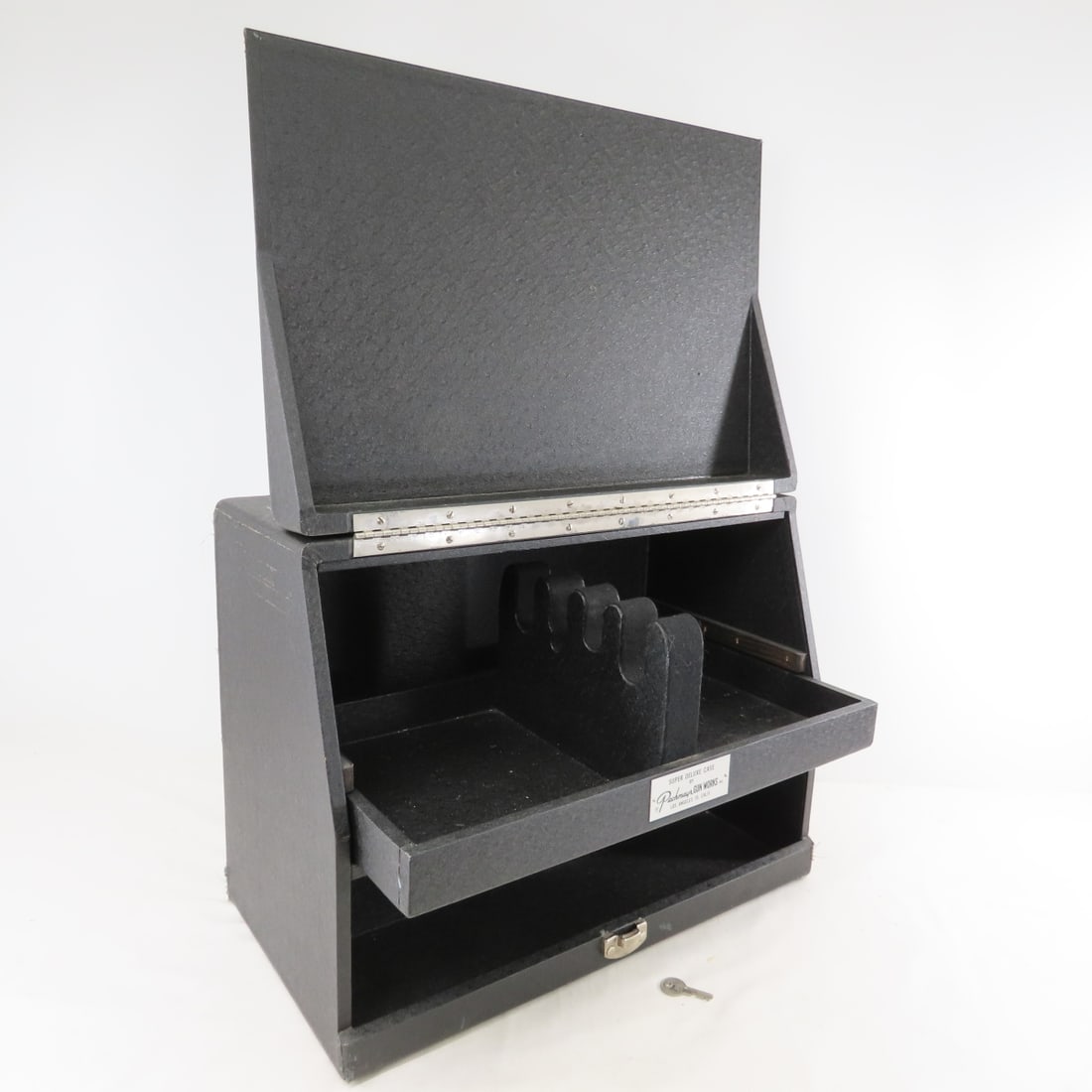 Pachmayr Gun Works Super Deluxe Case: Pachmayr Gun Works Super Deluxe Case - Range case. Dates to before 1964 (no Zip code in the company address). Complete with slide-out pistol rack and key for the lock. A few light nicks form use, but