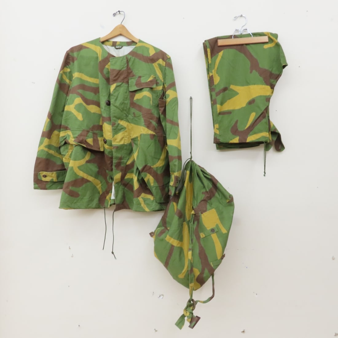 Yugoslav People's Army M-68 Camo Sniper Cover Suit: Yugoslav People's Army M-68 Camo Sniper Cover Suit - Summer Camouflage, Head Cover, Smock, Pants, Hand Covers, Carry Bag. Smock Label: Borac Travnik GOD 1975, Pit to Pit: (vented) 21", Collar to Hem: