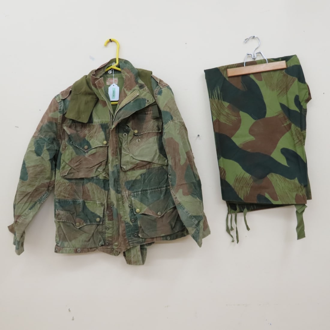 Belgian Congo Army Para Smock & Trousers 1956 1957: Belgian Congo Army Para Smock & Trousers 1956 1957 - "Moon and Balls" Camouflage Paratrooper Smock: BAWI 1956 2 44/52, Pit to Pit: 18", Collar to Hem: 28". Trousers: A.B.L. 1957 Remaco Gent 6 79,