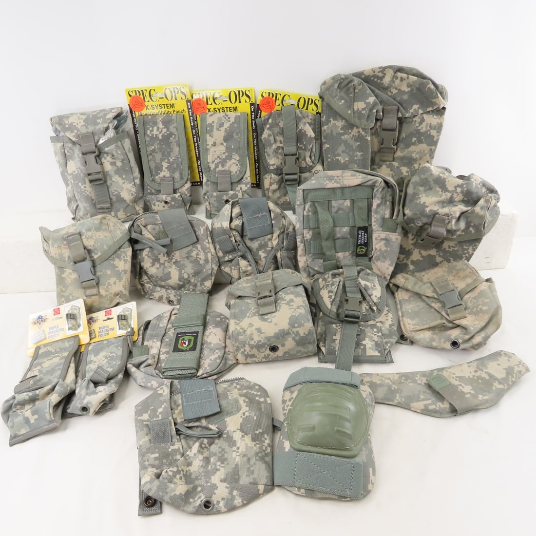 Modern Military Digital Camouflage Pouches: Modern Military Digital Camouflage Pouches - Various Ammo & other Pouches. Lot Size: 18 x 12 x 9", 9 lbs All information and photos are intended to be as accurate as possible, but errors are
