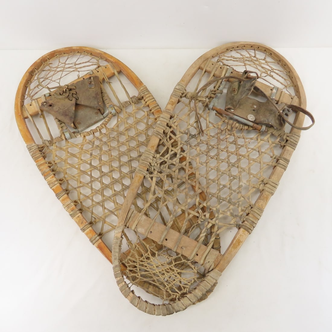 Vintage US WWII Era Lund Bear Paw Snow Shoes (1 of 10)