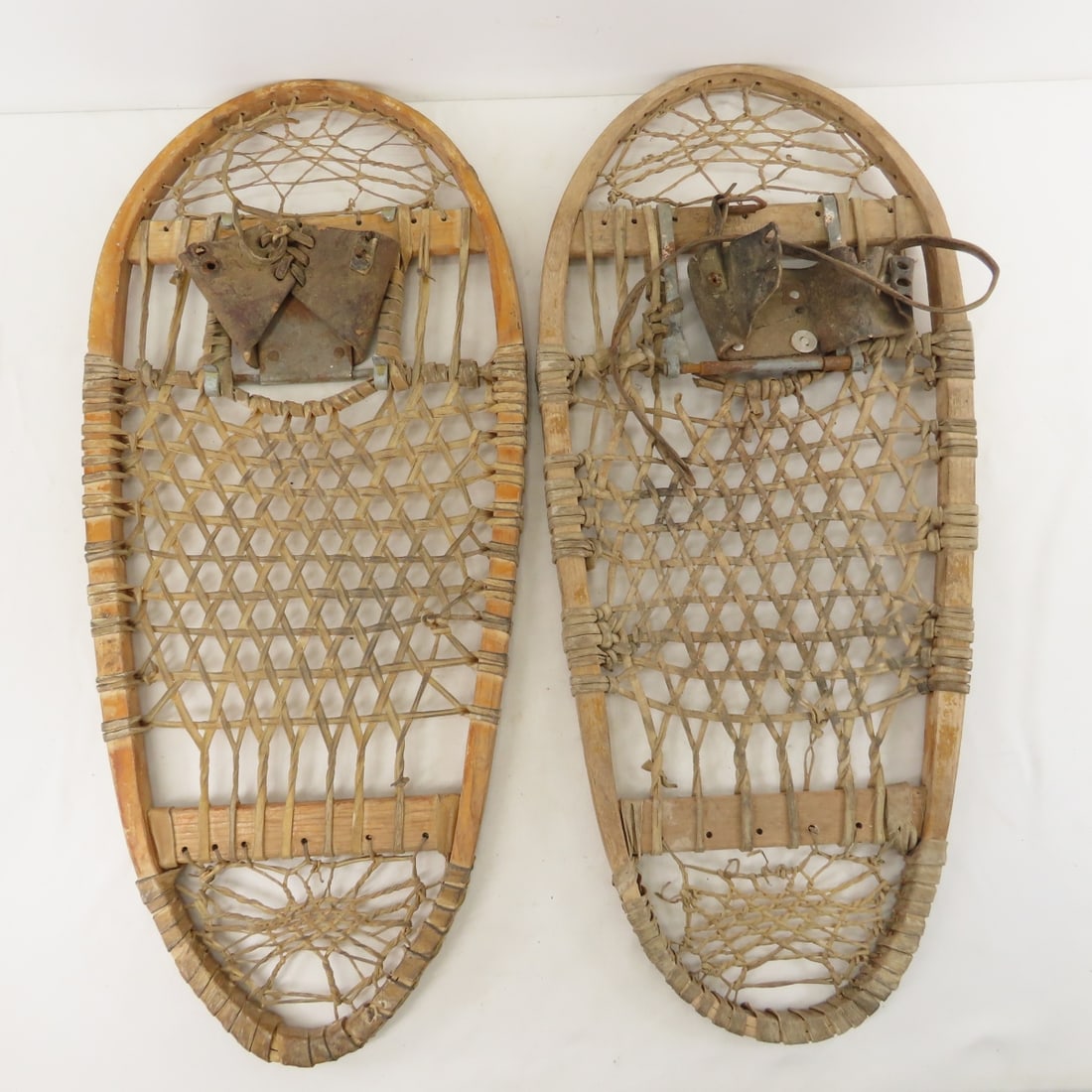 Vintage US WWII Era Lund Bear Paw Snow Shoes - 2