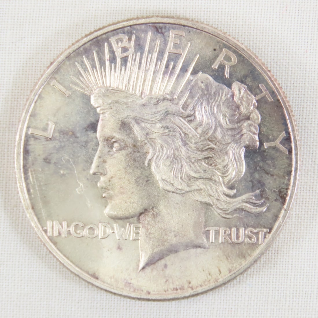 Peace Dollar Style 1ozt .999 Silver Round: Peace Dollar Style 1ozt .999 Silver Round - Lot Size 2x2x1" 1 LB All information and photos are intended to be as accurate as possible, but errors are possible. No item may be returned or refused