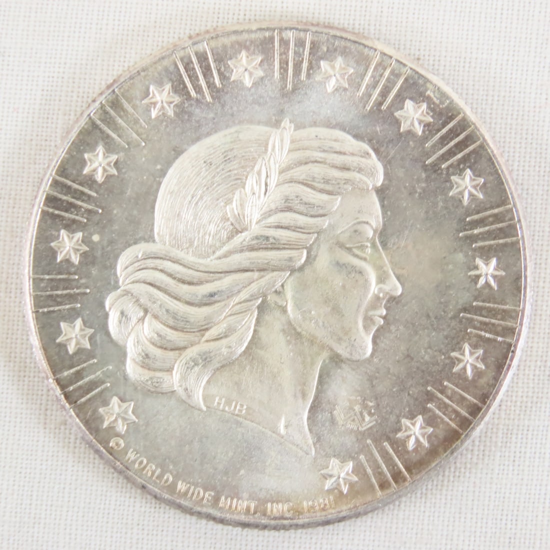 1981 Worldwide Mint 1ozt .999 Silver Round: 1981 Worldwide Mint 1ozt .999 Silver Round - Lady Liberty/American Eagle design. Lot Size 2x2x1" 1 LB All information and photos are intended to be as accurate as possible, but errors are possible.