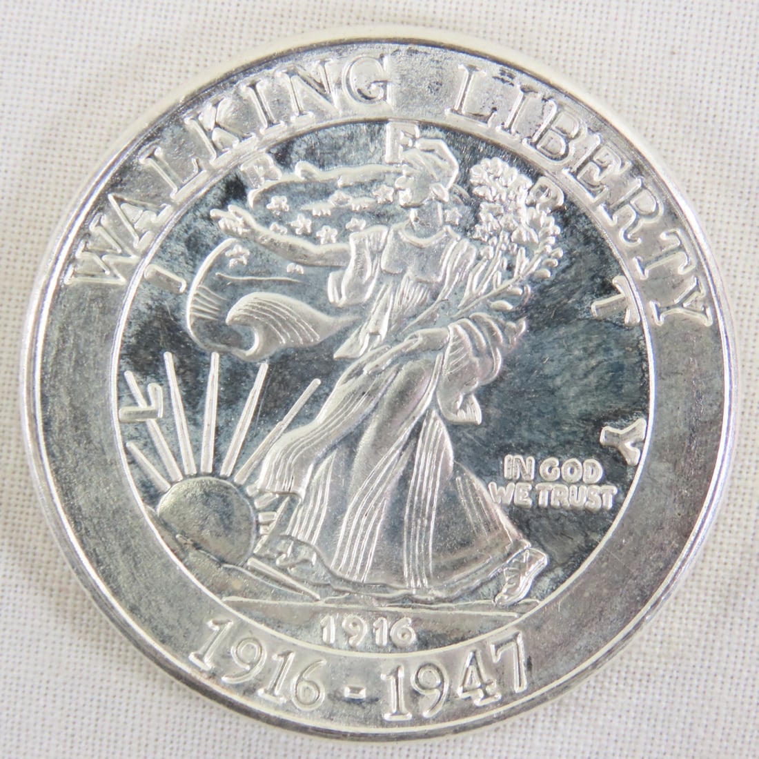 Walking Liberty Commemorative 1ozt Silver Round: Walking Liberty Commemorative 1ozt Silver Round - Lot Size 2x2x1" 1 LB All information and photos are intended to be as accurate as possible, but errors are possible. No item may be returned or