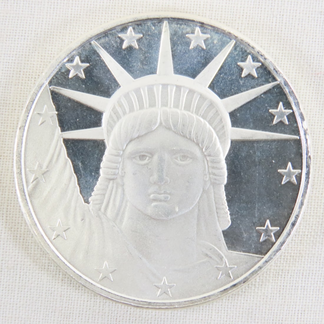 Silver Towne Lady Liberty 1ozt .999 Silver Round: Silver Towne Lady Liberty 1ozt .999 Silver Round - Lot Size 2x2x1" 1 LB All information and photos are intended to be as accurate as possible, but errors are possible. No item may be returned or