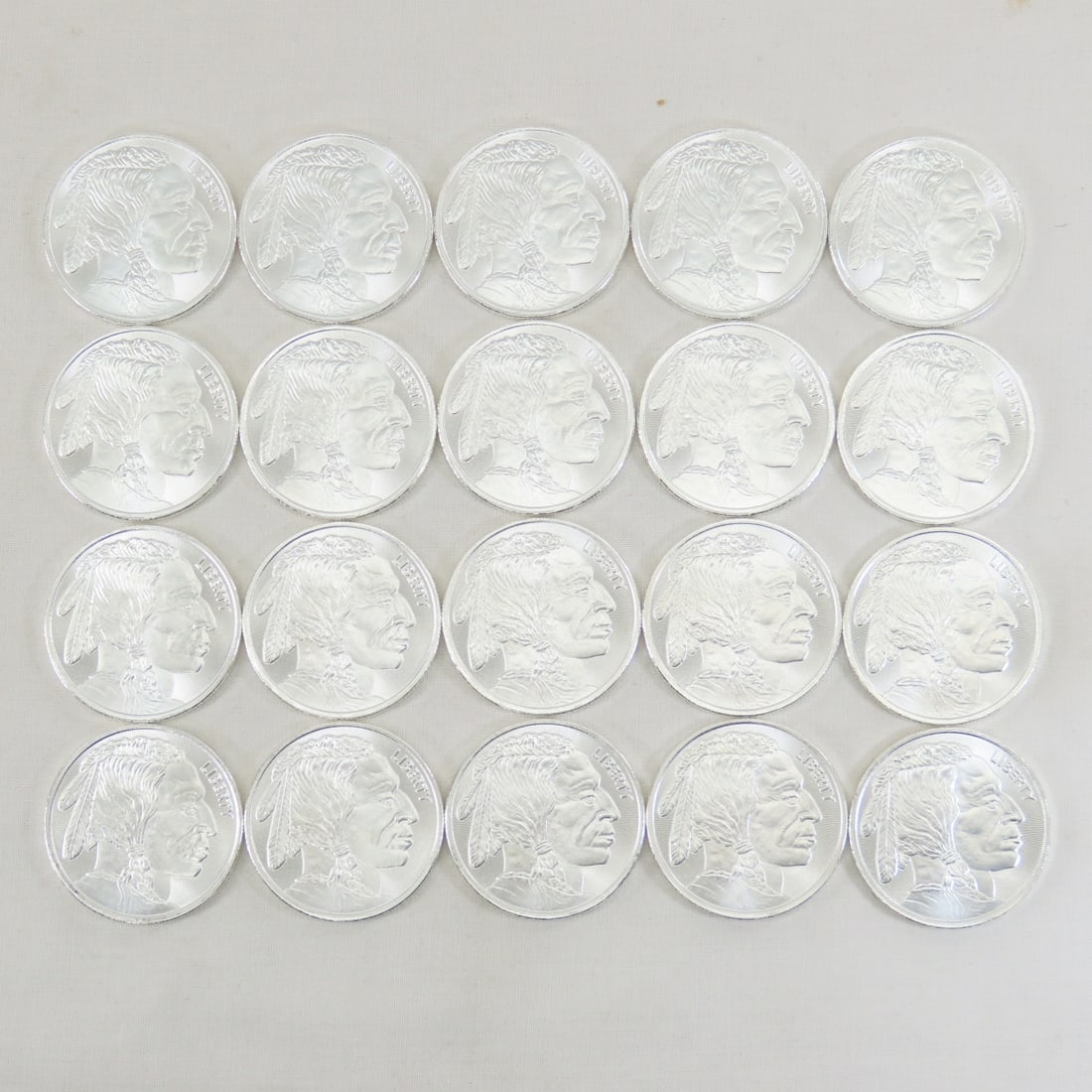 Roll of 20 Cut Saw Mint 1ozt Silver Buffalo Rounds: Roll of 20 Cut Saw Mint 1ozt Silver Buffalo Rounds - Lot Size 4x2x2" 2 LB All information and photos are intended to be as accurate as possible, but errors are possible. No item may be returned or