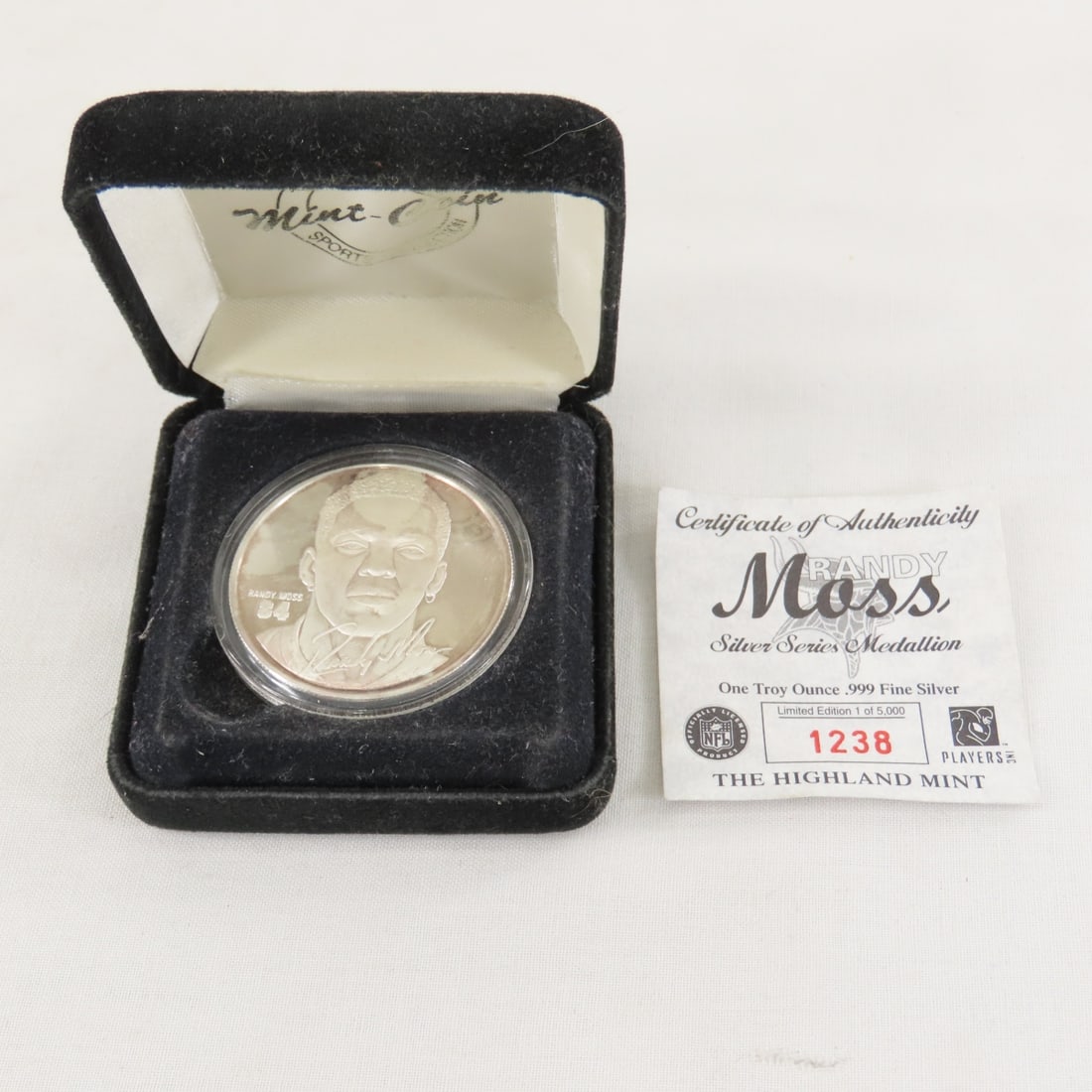 Highland Mint Randy Moss 1ozt .999 Silver Round: Highland Mint Randy Moss 1ozt .999 Silver Round - with box and paper. Lot Size 3x3x2" 1 LB All information and photos are intended to be as accurate as possible, but errors are possible. No item may b