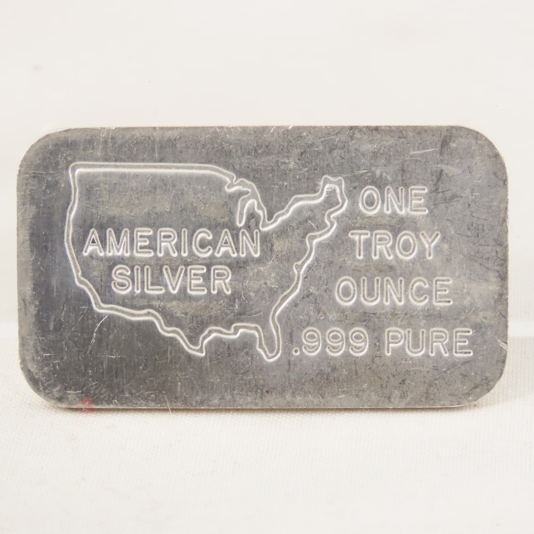 1970s 1ozt US Silver Corporation Silver Bar: 1970s 1ozt US Silver Corporation Silver Bar - Lot Size 2x2x2" 1 LB All information and photos are intended to be as accurate as possible, but errors are possible. No item may be returned or refused