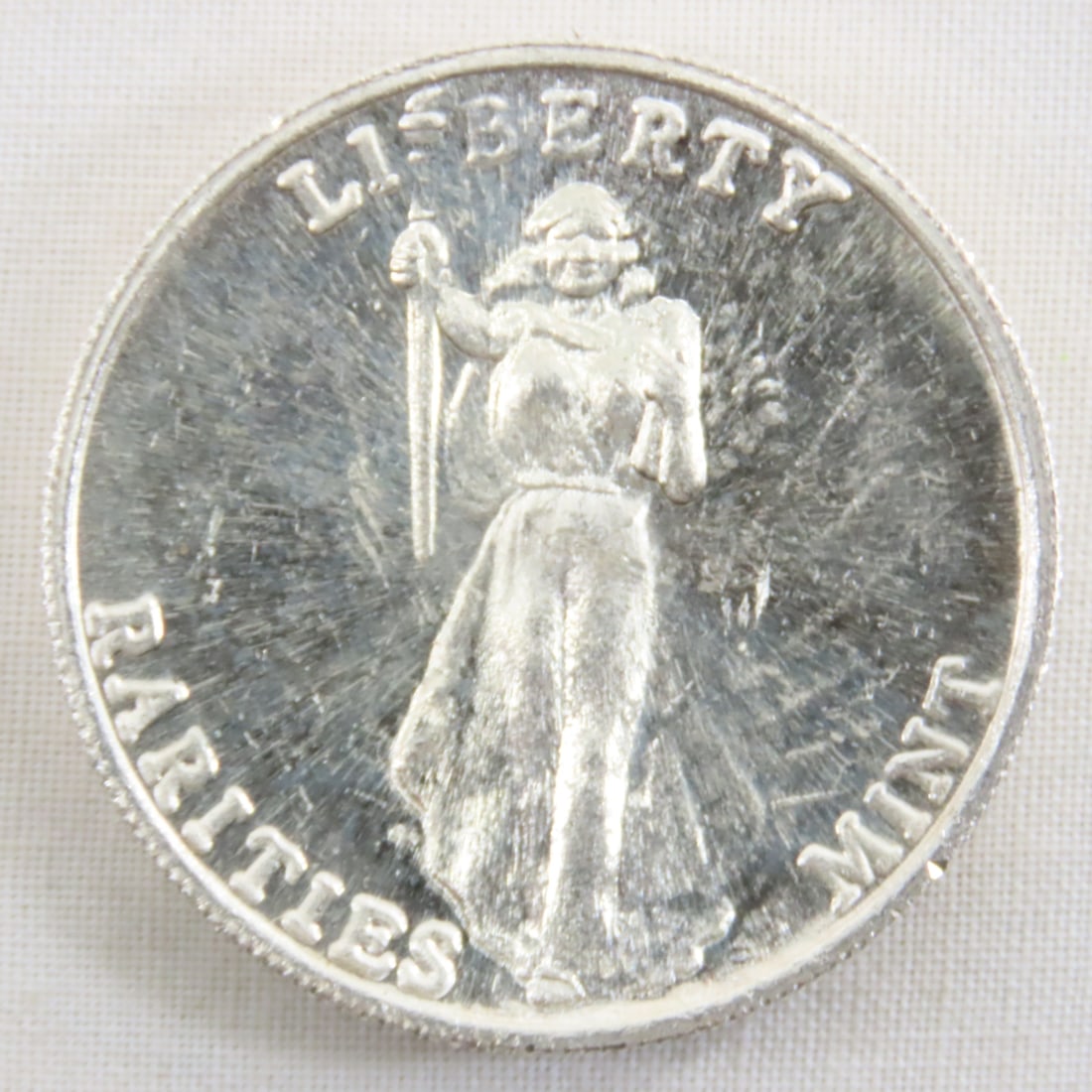 Rarities Mint St Gaudens style 1ozt Silver Round: Rarities Mint St Gaudens style 1ozt Silver Round - Lot Size 2x2x2" 1 LB All information and photos are intended to be as accurate as possible, but errors are possible. No item may be returned or