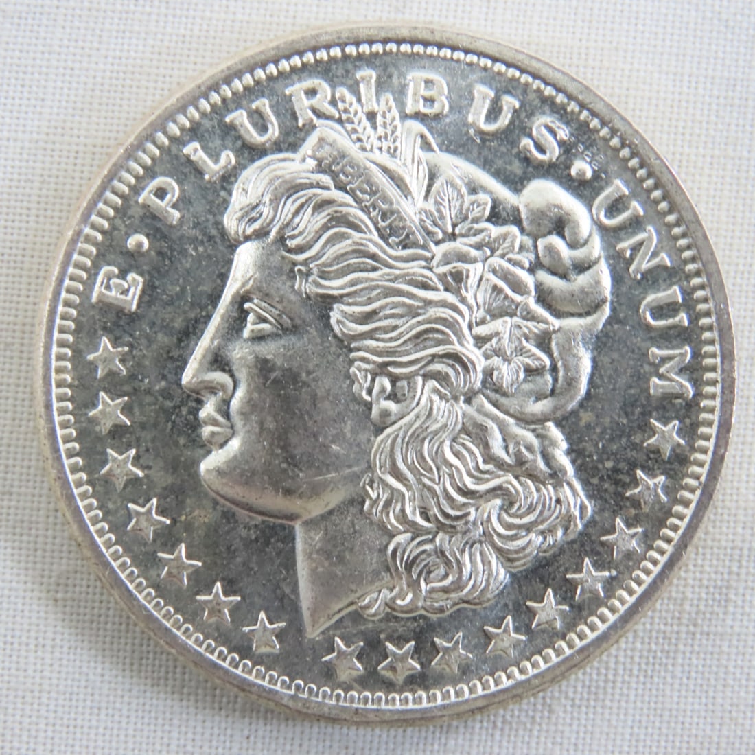 Morgan Dollar Style 1ozt Silver Trade Unit Round: Morgan Dollar Style 1ozt Silver Trade Unit Round - Lot Size 2x2x2" 1 LB All information and photos are intended to be as accurate as possible, but errors are possible. No item may be returned or refus