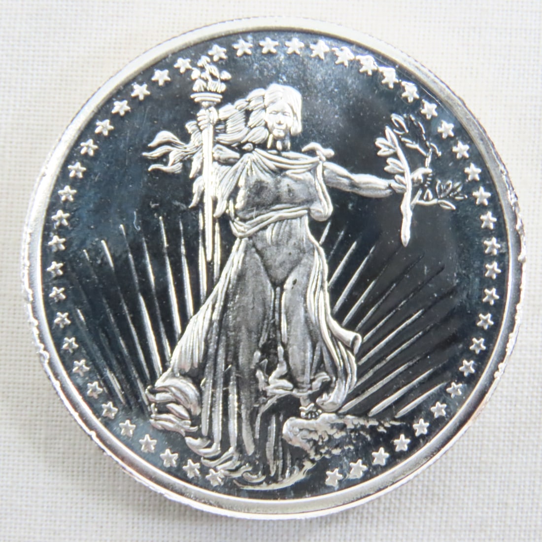 Silver Towne St Gaudens Style 1ozt Silver Round: Silver Towne St Gaudens Style 1ozt Silver Round - Lot Size 2x2x2" 1 LB All information and photos are intended to be as accurate as possible, but errors are possible. No item may be returned or