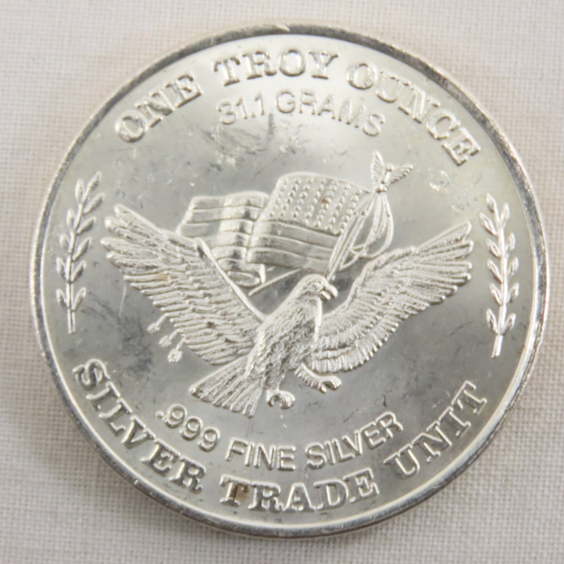 1981 US Assay Office 1ozt Silver Round: 1981 US Assay Office 1ozt Silver Round - Lot Size 2x2x2" 1 LB All information and photos are intended to be as accurate as possible, but errors are possible. No item may be returned or refused based