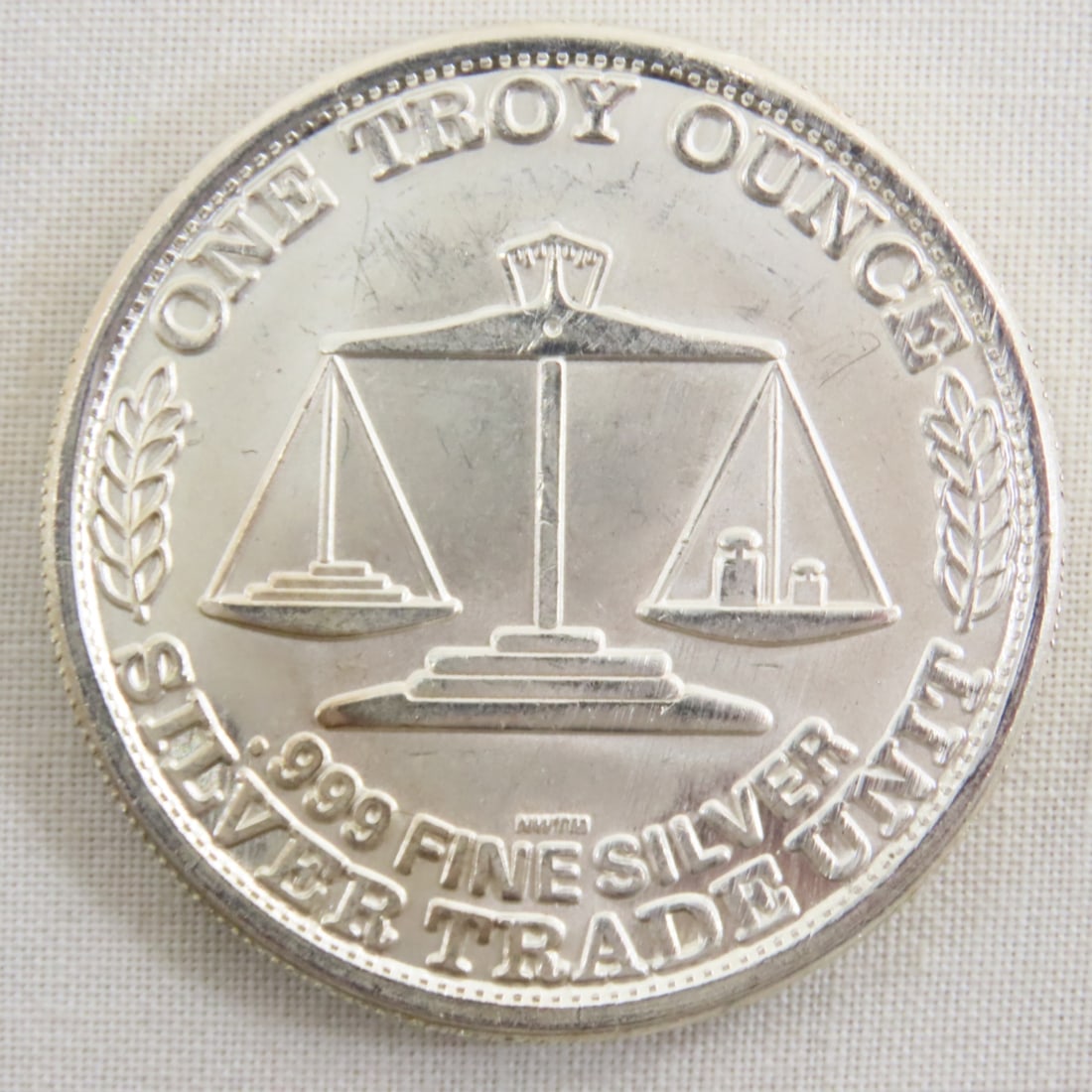 American Eagle Style 1ozt Silver Trade Unit Round: American Eagle Style 1ozt Silver Trade Unit Round - Lot Size 2x2x2" 1 LB All information and photos are intended to be as accurate as possible, but errors are possible. No item may be returned or