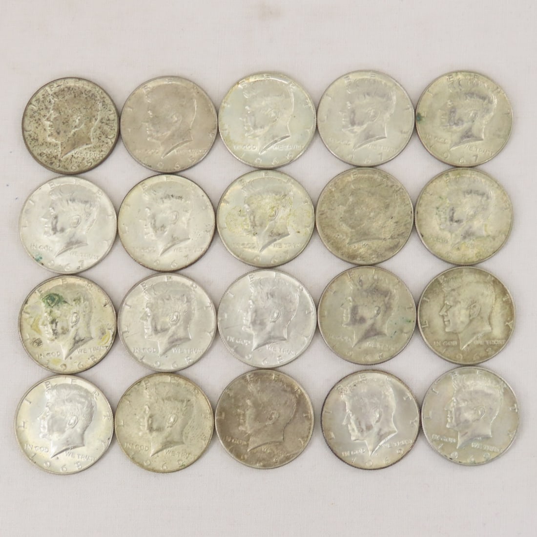 20 1965-1969 40% Silver Kennedy Half Dollars: 20 1965-1969 40% Silver Kennedy Half Dollars - Lot Size 3x3x3" 1 LB All information and photos are intended to be as accurate as possible, but errors are possible. No item may be returned or refused