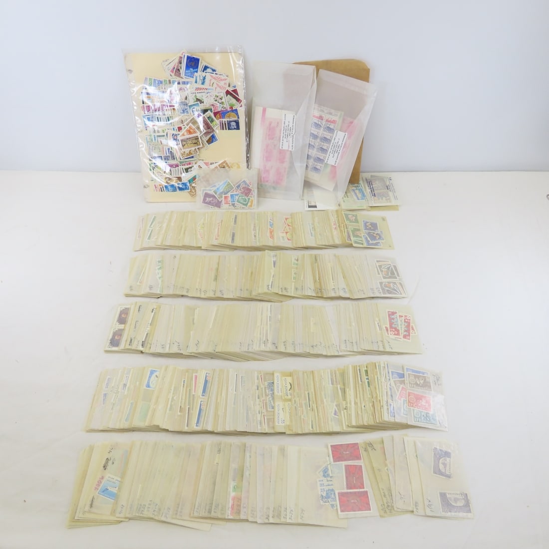 Collection of Mostly Romanian Stamps: Collection of Mostly Romanian Stamps - in folder and glassine envelopes. LOT SIZE: 13x10x6", 4 LBS All information and photos are intended to be as accurate as possible, but errors are possible. No