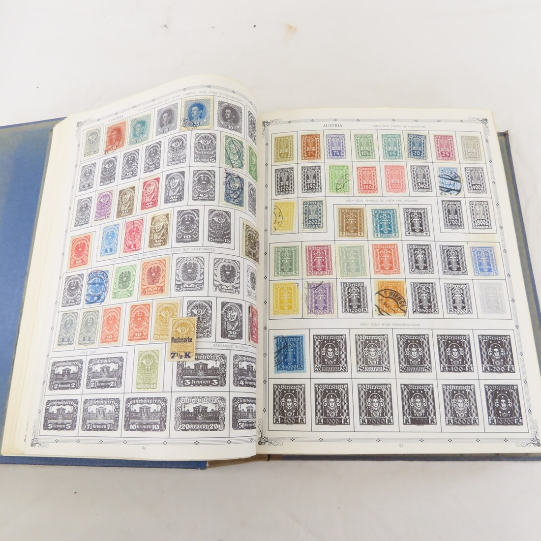 2 Volume "The Regent World Stamp Album" - 14