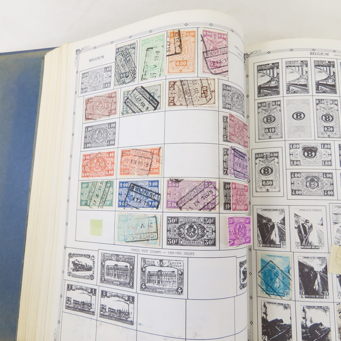 2 Volume "The Regent World Stamp Album" - 15