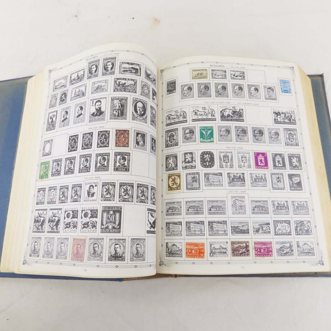 2 Volume "The Regent World Stamp Album" - 16