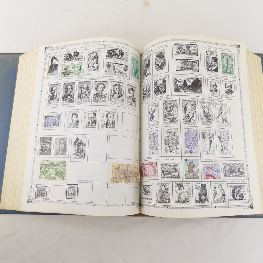 2 Volume "The Regent World Stamp Album" - 18