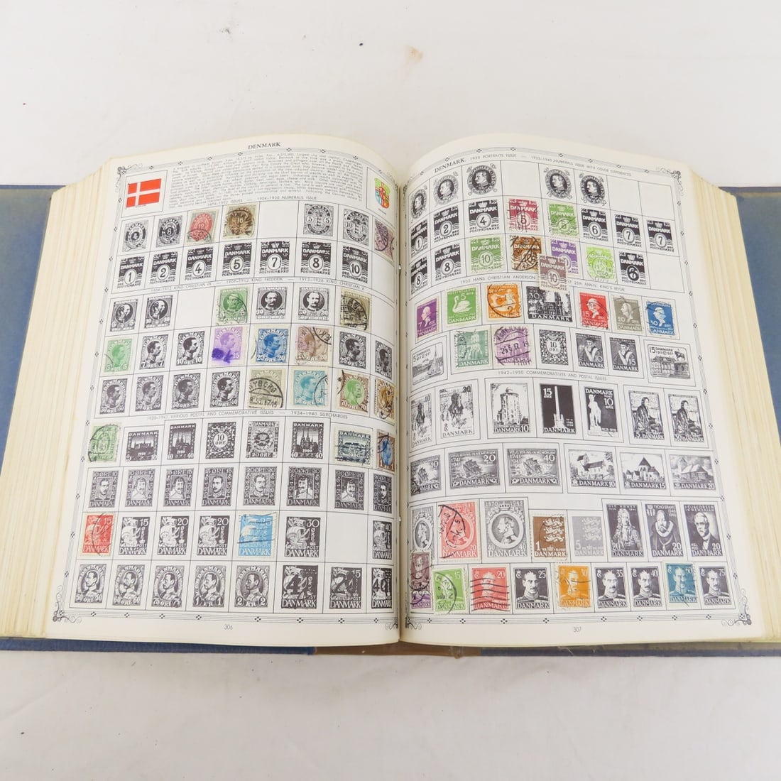 2 Volume "The Regent World Stamp Album" - 19