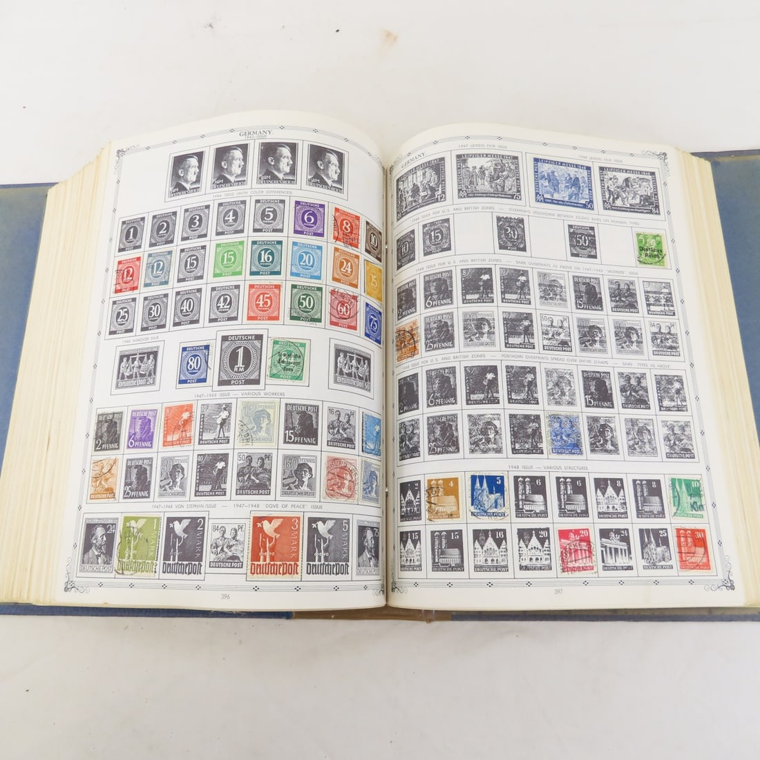 2 Volume "The Regent World Stamp Album" - 20