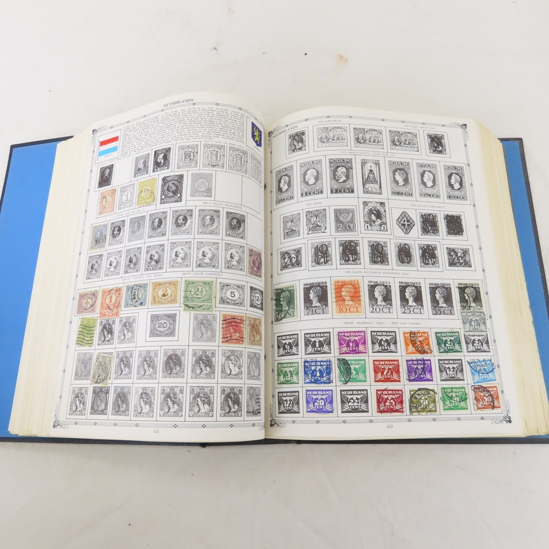 2 Volume "The Regent World Stamp Album" - 8