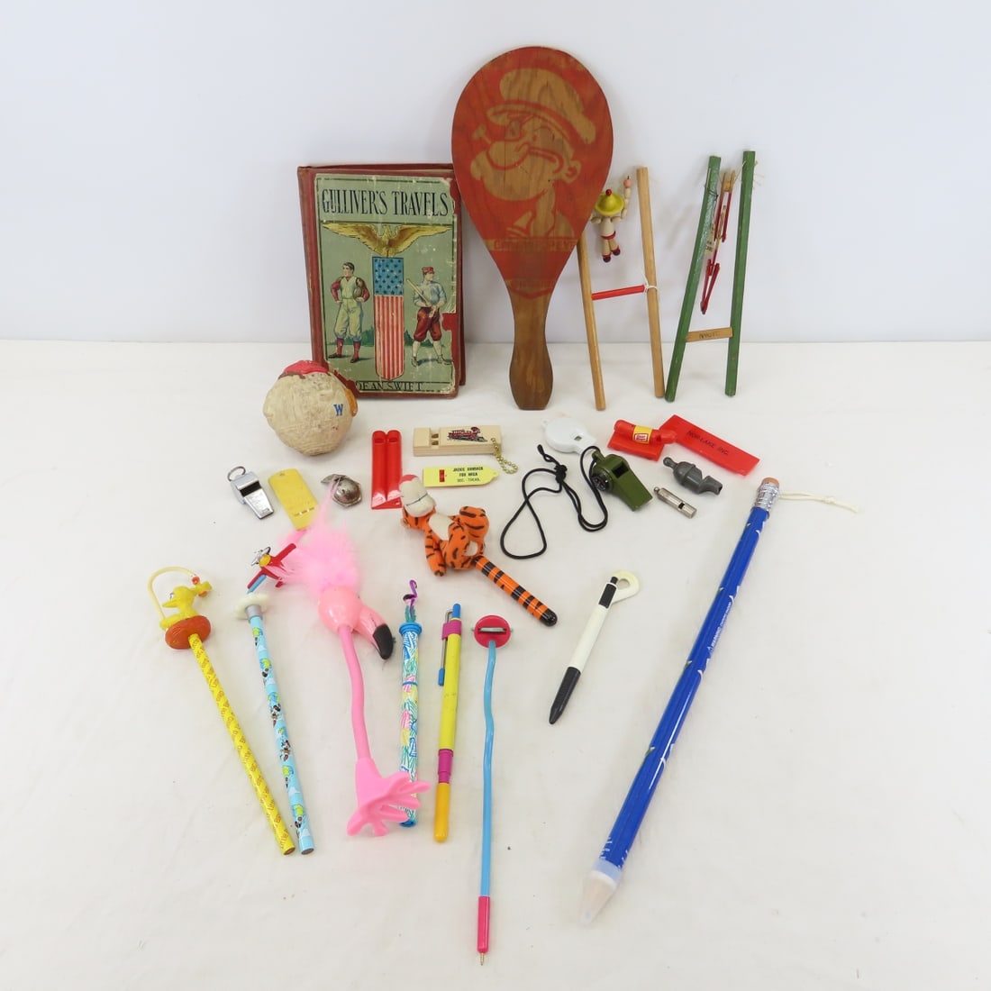 Gulliver's Travels, Whistles, Pens, Pencils & Toys (1 of 12)