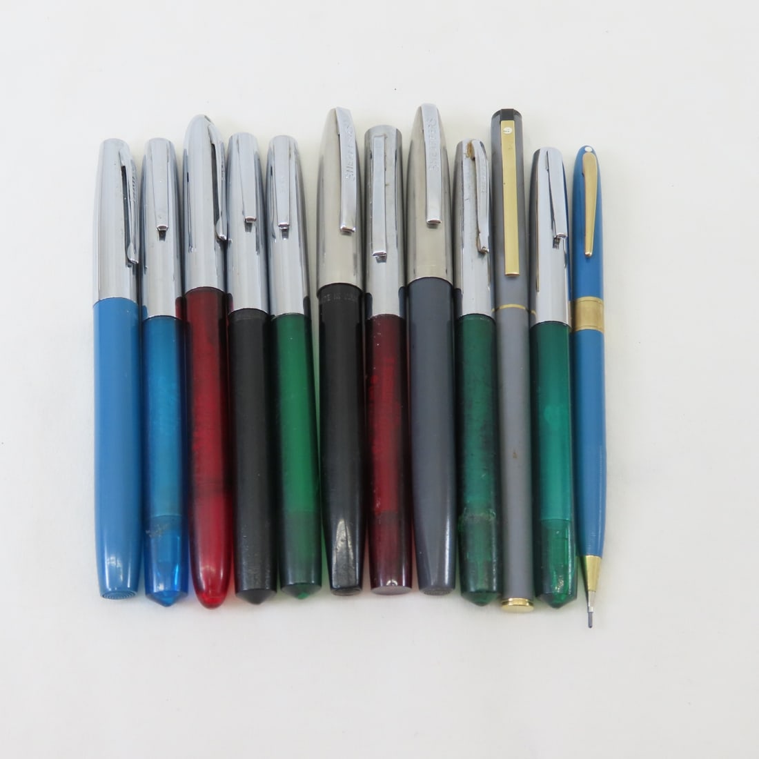 11 Sheaffer's Fountain Pens & Pencil: 11 Sheaffer's Fountain Pens & Pencil - white dot pencil, Sheaffer's white dot model- medium, None of the pens are currently working LOT SIZE: 6x5x2", 1 LB All information and photos are intended to