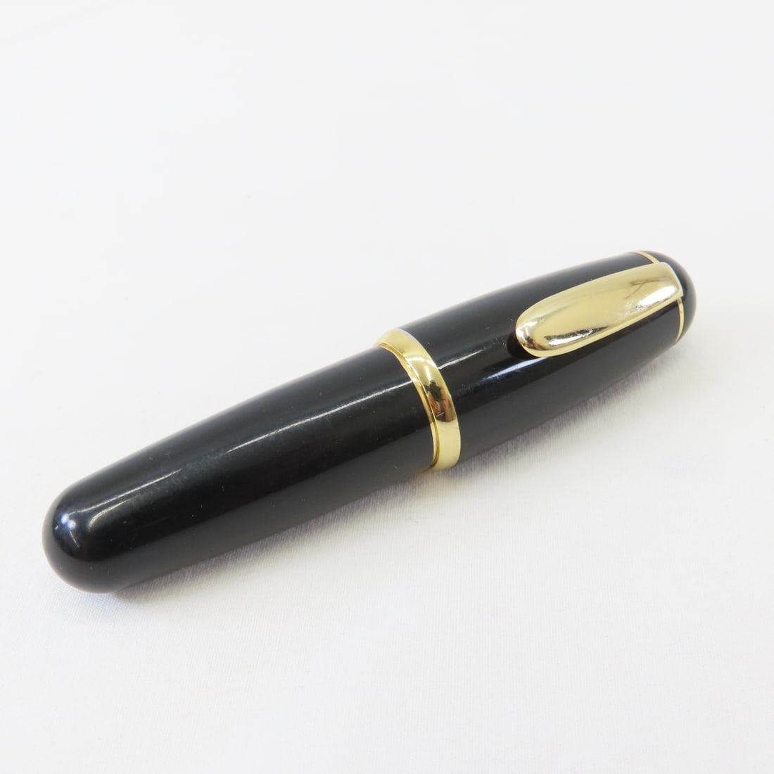Tombow Zoom 828 Fountain Pen- Japan: Tombow Zoom 828 Fountain Pen- Japan - cartridge is dry. LOT SIZE: 5x2x2", 1 LB All information and photos are intended to be as accurate as possible, but errors are possible. No item may be returned