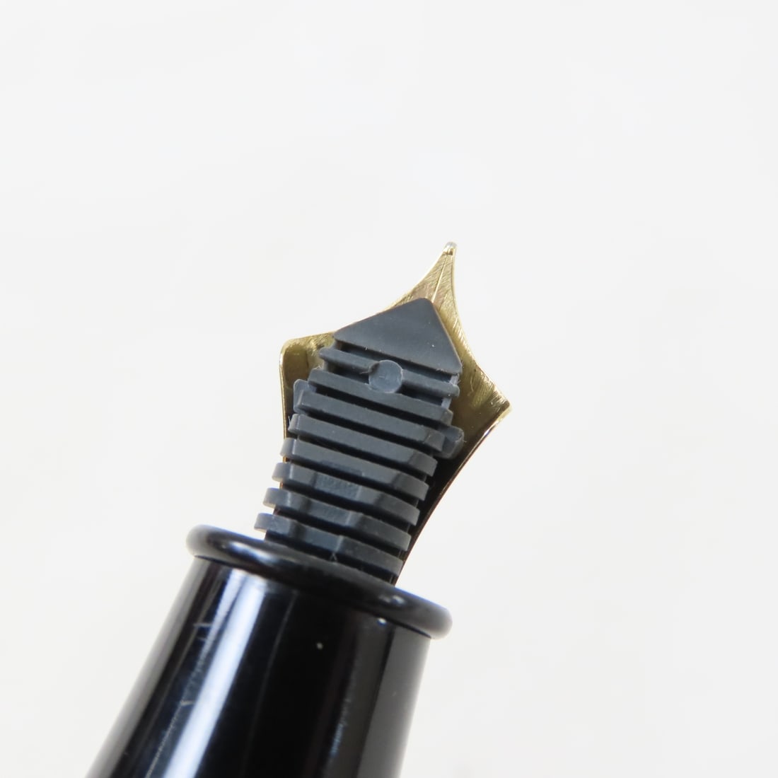 Platinum Glamour Gathered Fountain Pen - Japan - 4