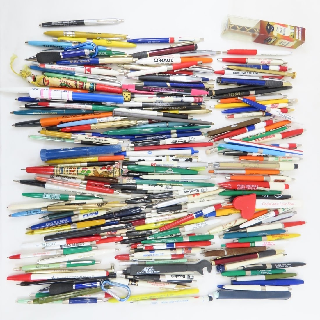 Vintage Advertising Pens- some Floaters: Vintage Advertising Pens- some Floaters - some railroad, 2 strip pens (not working right), some tool shape (hammer, nail). LOT SIZE: 12x10x8", 4 LBS All information and photos are intended to be as