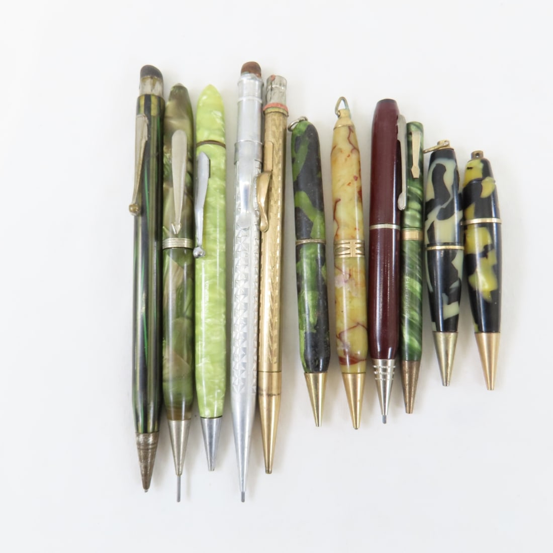 Vintage Mechanical Pencils- Gold Filled, Redipoint: Vintage Mechanical Pencils- Gold Filled, Redipoint - Sheaffer golf pencil, and others. LOT SIZE: 6x5x2", 1 LB All information and photos are intended to be as accurate as possible, but errors are poss