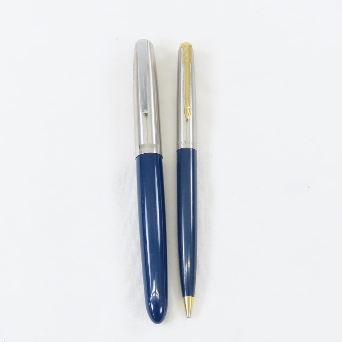 Parker 45 Pencil & Parker 21 Fountain Pen: Parker 45 Pencil & Parker 21 Fountain Pen - 21 is aerometric, and both are midnight blue. None are currently working. LOT SIZE: 6x2x2" 1 LB All information and photos are intended to be as accurate