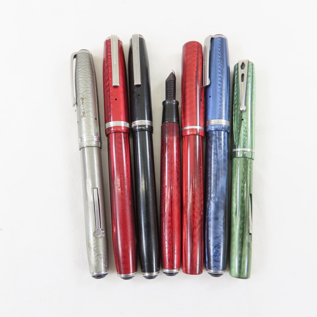 Esterbrook Lever Fill Fountain Pens & Nibs: Esterbrook Lever Fill Fountain Pens & Nibs - 1 missing cap, 1 cap is missing clip. Esterbrook nib box with assorted nibs. None are currently working. LOT SIZE: 6x4x2", 1Lb All information and photos